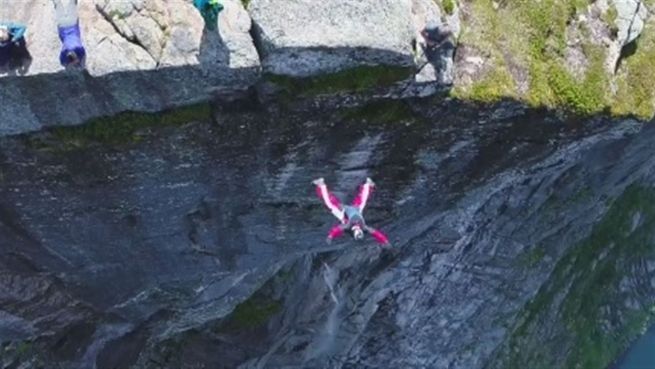 go to Mutige Base-Jumper: Spektakuläre Sprünge vom Kjerag