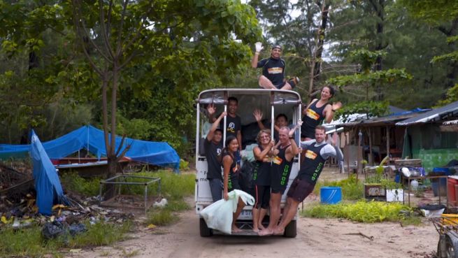 go to Recycle-Boot-Camp: Sauberer Strand mit Fitness-Power