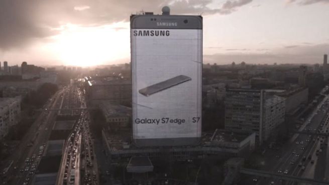 go to Gigantische Werbung: 80 mal 40 Meter großes Handy