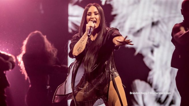 go to Null Scham: Demi Lovato liebt ihren Bauch- und Beinspeck