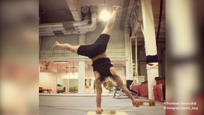 go to Handstand auf Slackline: Student ist Extremsportler