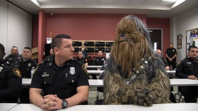 go to Chewbacca schult um: Ein Wookie bei der Polizei