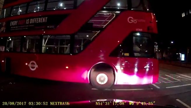 go to Geisterbus in London: Taxifahrer entgeht Crash